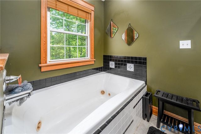 18 Seminole Trl, Palmyra, VA 22963