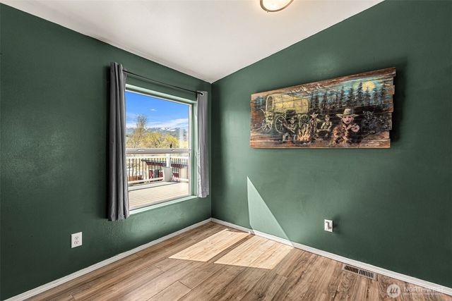 1053 S Perry Avenue, East Wenatchee, WA 98802