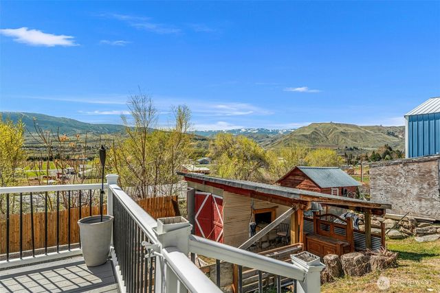 1053 S Perry Avenue, East Wenatchee, WA 98802