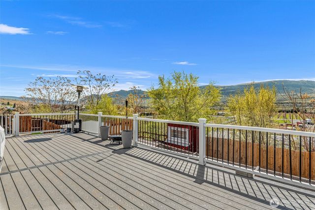 1053 S Perry Avenue, East Wenatchee, WA 98802