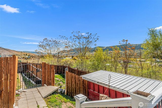 1053 S Perry Avenue, East Wenatchee, WA 98802