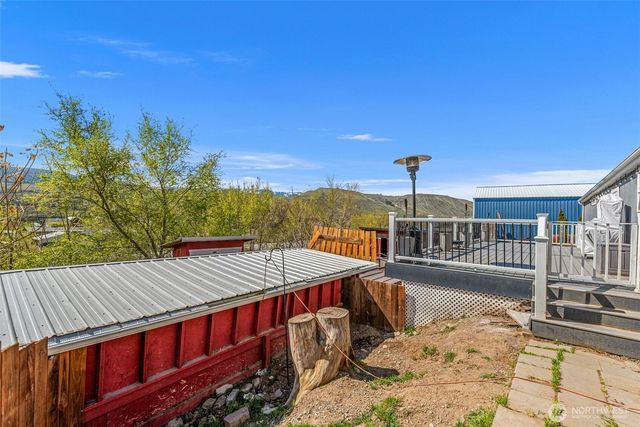 1053 S Perry Avenue, East Wenatchee, WA 98802