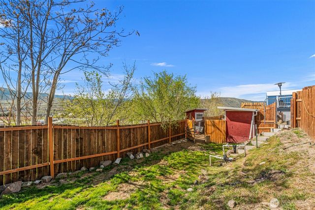 1053 S Perry Avenue, East Wenatchee, WA 98802