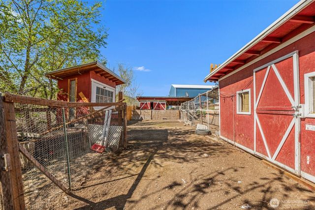 1053 S Perry Avenue, East Wenatchee, WA 98802