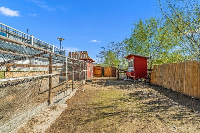 1053 S Perry Avenue, East Wenatchee, WA 98802