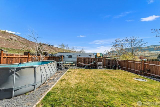 1053 S Perry Avenue, East Wenatchee, WA 98802