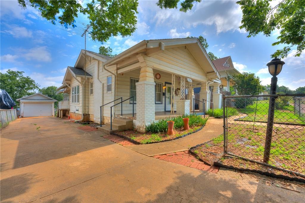Image 1 of property listing at 320 E Washington Avenue, Guthrie, OK 73044