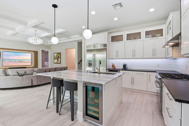 464 NE 8TH Street, Boca Raton, FL 33432