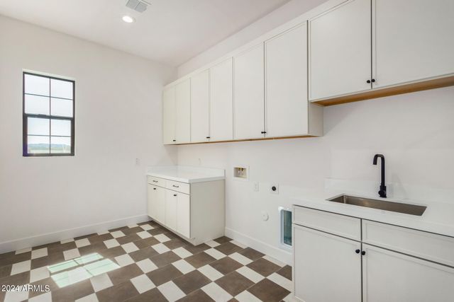 1319 W MAGMA Road, San Tan Valley, AZ 85144