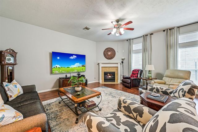 1405 Briar Crest Court, Pearland, TX 77581