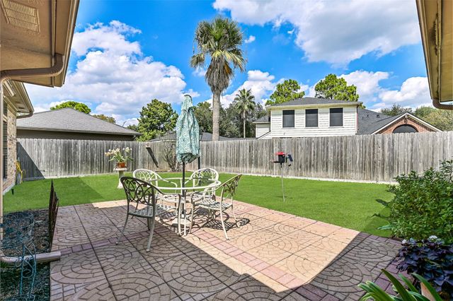 1405 Briar Crest Court, Pearland, TX 77581