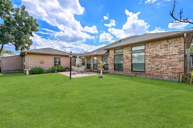 1405 Briar Crest Court, Pearland, TX 77581