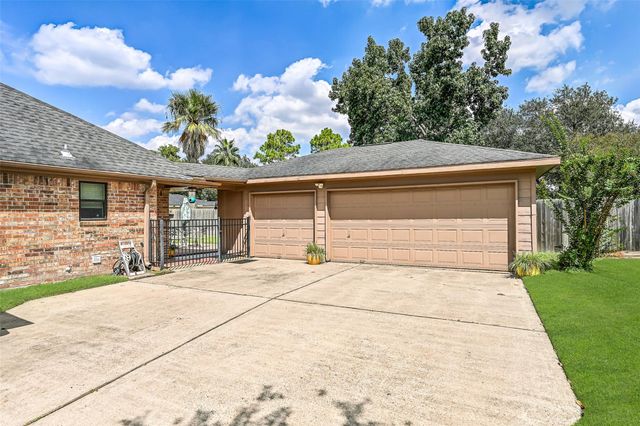 1405 Briar Crest Court, Pearland, TX 77581
