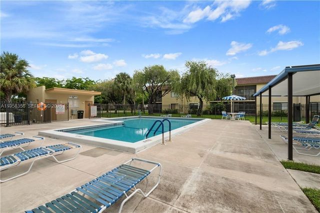 321 Lakeview Dr 204, Weston, FL 33326