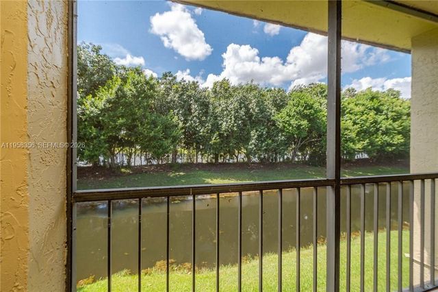 321 Lakeview Dr 204, Weston, FL 33326