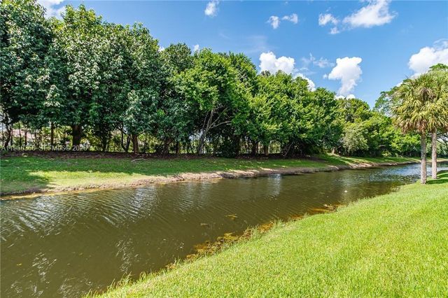 321 Lakeview Dr 204, Weston, FL 33326