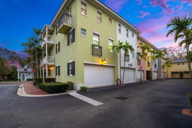 1002 E Heritage Club Circle, Delray Beach, FL 33483