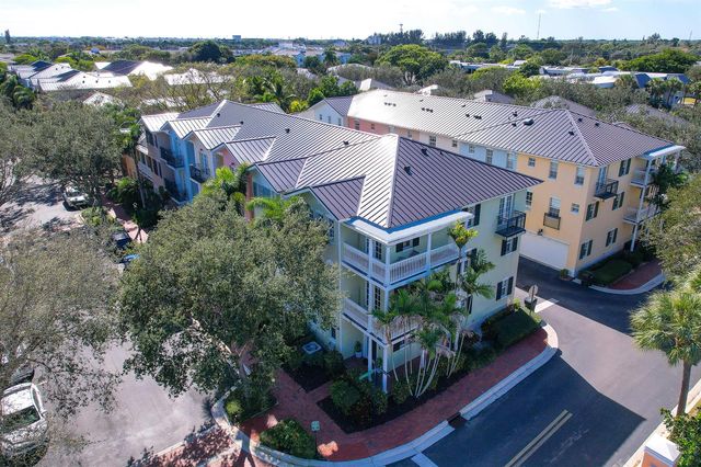 1002 E Heritage Club Circle, Delray Beach, FL 33483