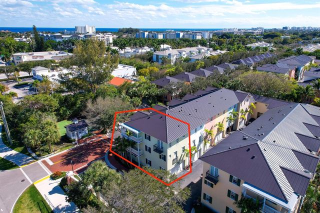 1002 E Heritage Club Circle, Delray Beach, FL 33483