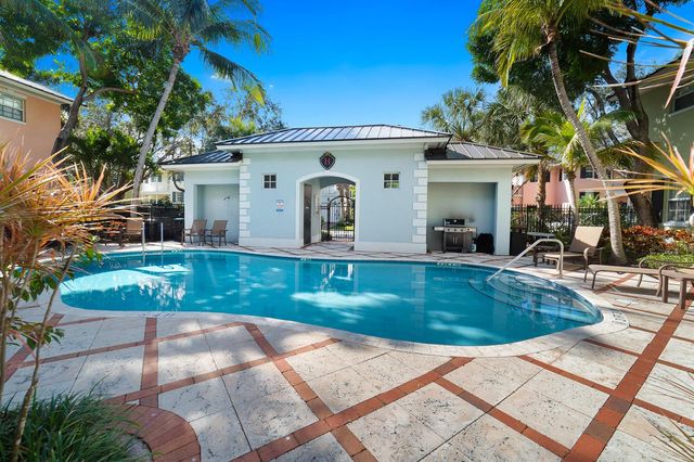 1002 E Heritage Club Circle, Delray Beach, FL 33483