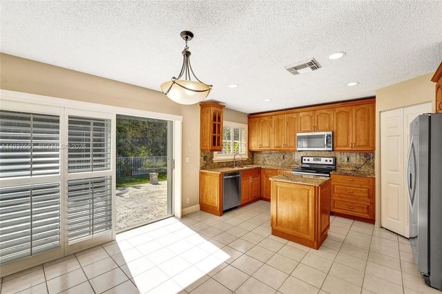 20840 NW 14th St, Pembroke Pines, FL 33029