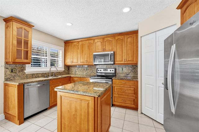 20840 NW 14th St, Pembroke Pines, FL 33029