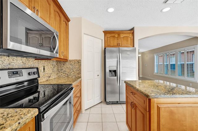 20840 NW 14th St, Pembroke Pines, FL 33029