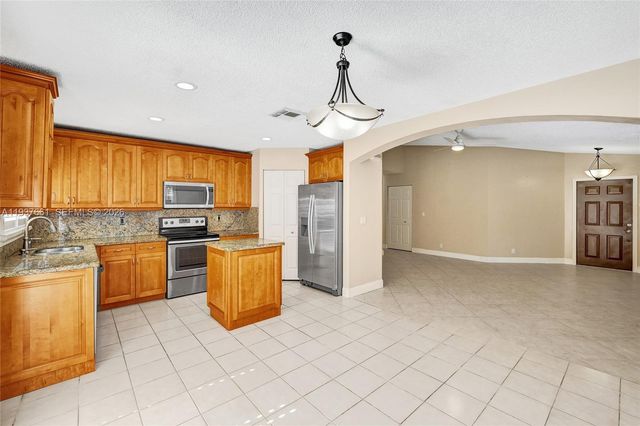 20840 NW 14th St, Pembroke Pines, FL 33029