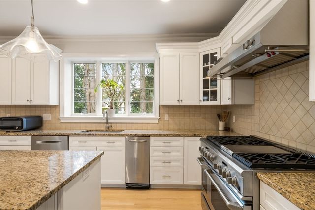 41 Chesterton Rd, Wellesley, MA 02481