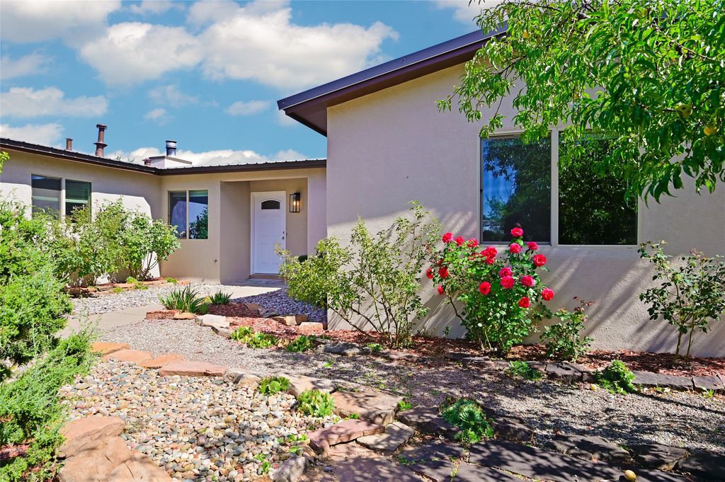 2305 Calle Pacifica, Santa Fe, NM 87505