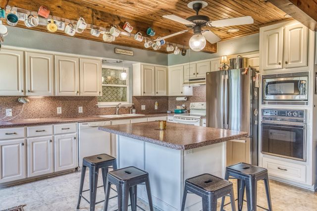 2830 Spanish Oaks Drive, Brenham, TX 77833