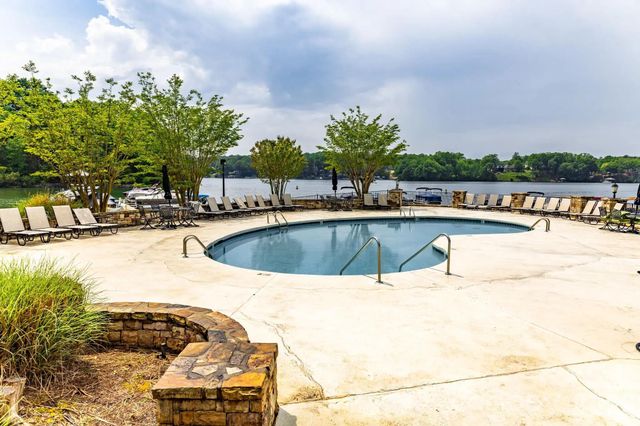 111 Cotswold Court, Statesville, NC 28677