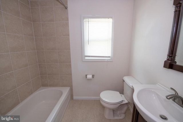 31 ROUNDWOOD LN, Levittown, PA 19055