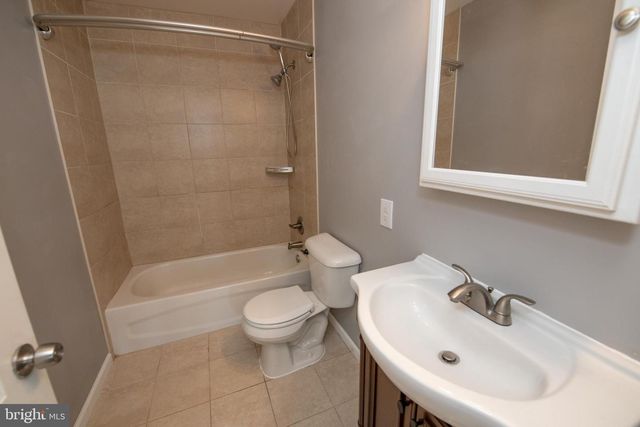 31 ROUNDWOOD LN, Levittown, PA 19055