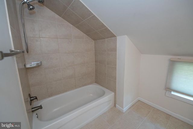 31 ROUNDWOOD LN, Levittown, PA 19055
