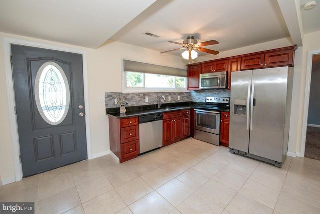 31 ROUNDWOOD LN, Levittown, PA 19055
