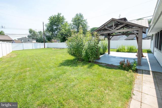 31 ROUNDWOOD LN, Levittown, PA 19055