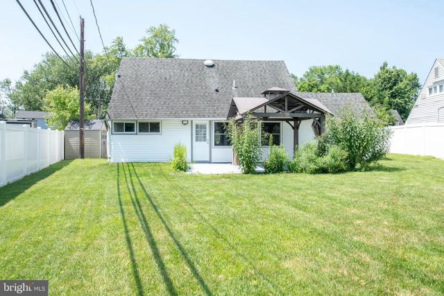 31 ROUNDWOOD LN, Levittown, PA 19055