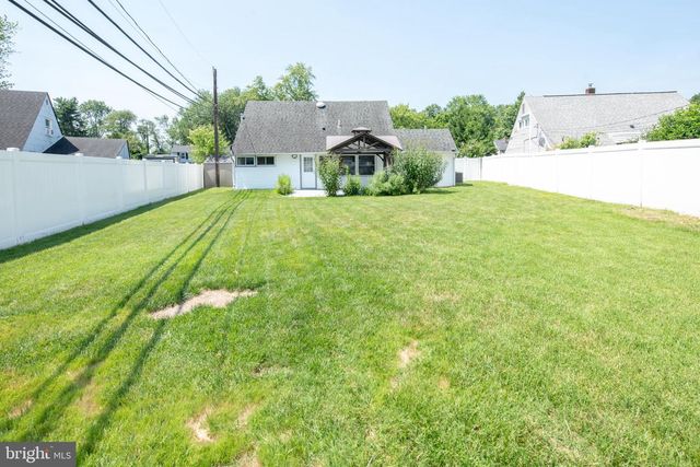 31 ROUNDWOOD LN, Levittown, PA 19055