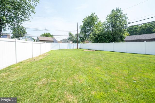 31 ROUNDWOOD LN, Levittown, PA 19055
