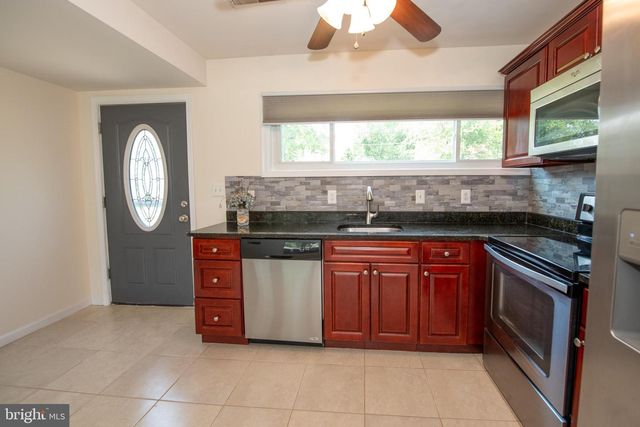 31 ROUNDWOOD LN, Levittown, PA 19055