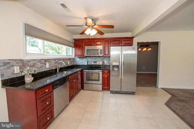 31 ROUNDWOOD LN, Levittown, PA 19055