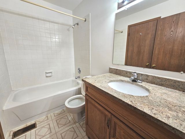 1757 Eastwood Court 6, Schaumburg, IL 60195