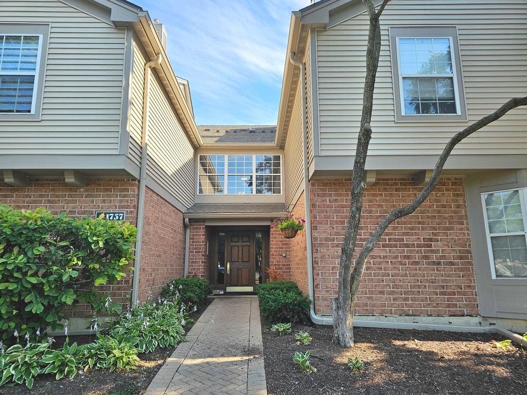 1757 Eastwood Court 6, Schaumburg, IL 60195