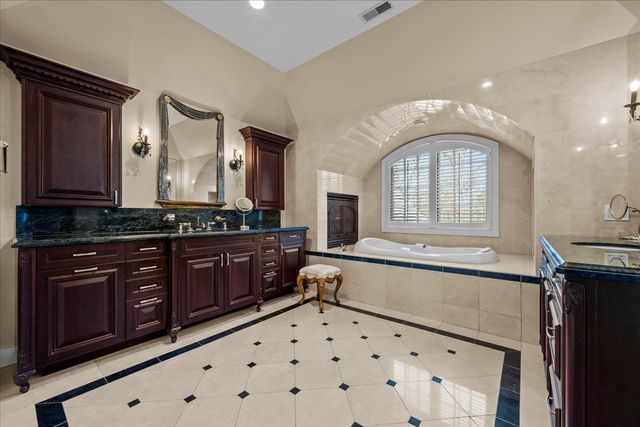 936 E Ringwood Road, Lake Forest, IL 60045