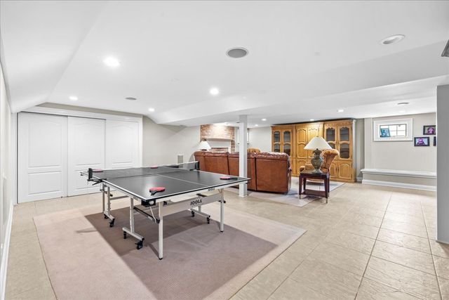 936 E Ringwood Road, Lake Forest, IL 60045