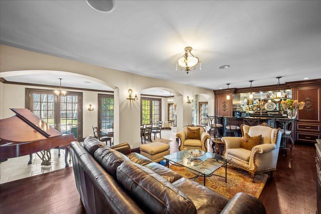 936 E Ringwood Road, Lake Forest, IL 60045
