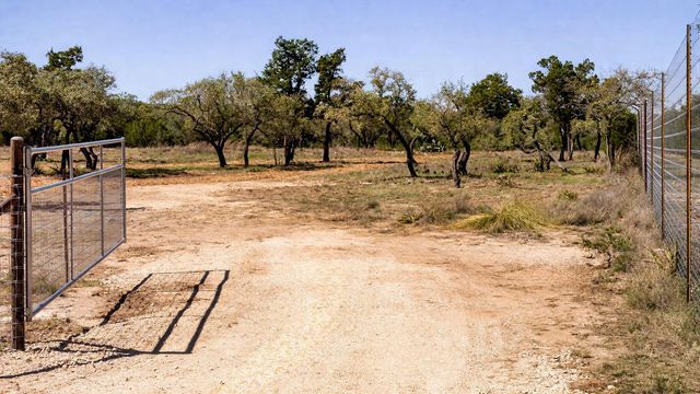 000 Spring Valley DR, Dripping Springs, TX 78620