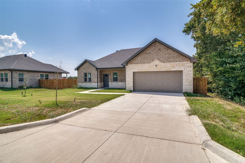 701 Lakeland Drive, West Tawakoni, TX 75474