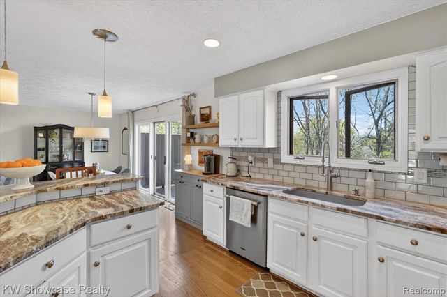 6626 Ridgeview Drive, Clarkston, MI 48346